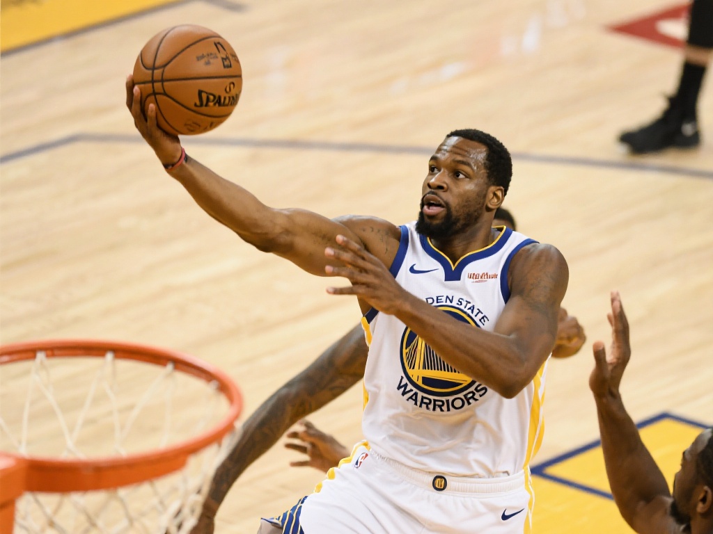 格林精准接球抛投连得4分砍下14分助队领先8分 接球后的抛投是一项考验球员手眼协调性和快